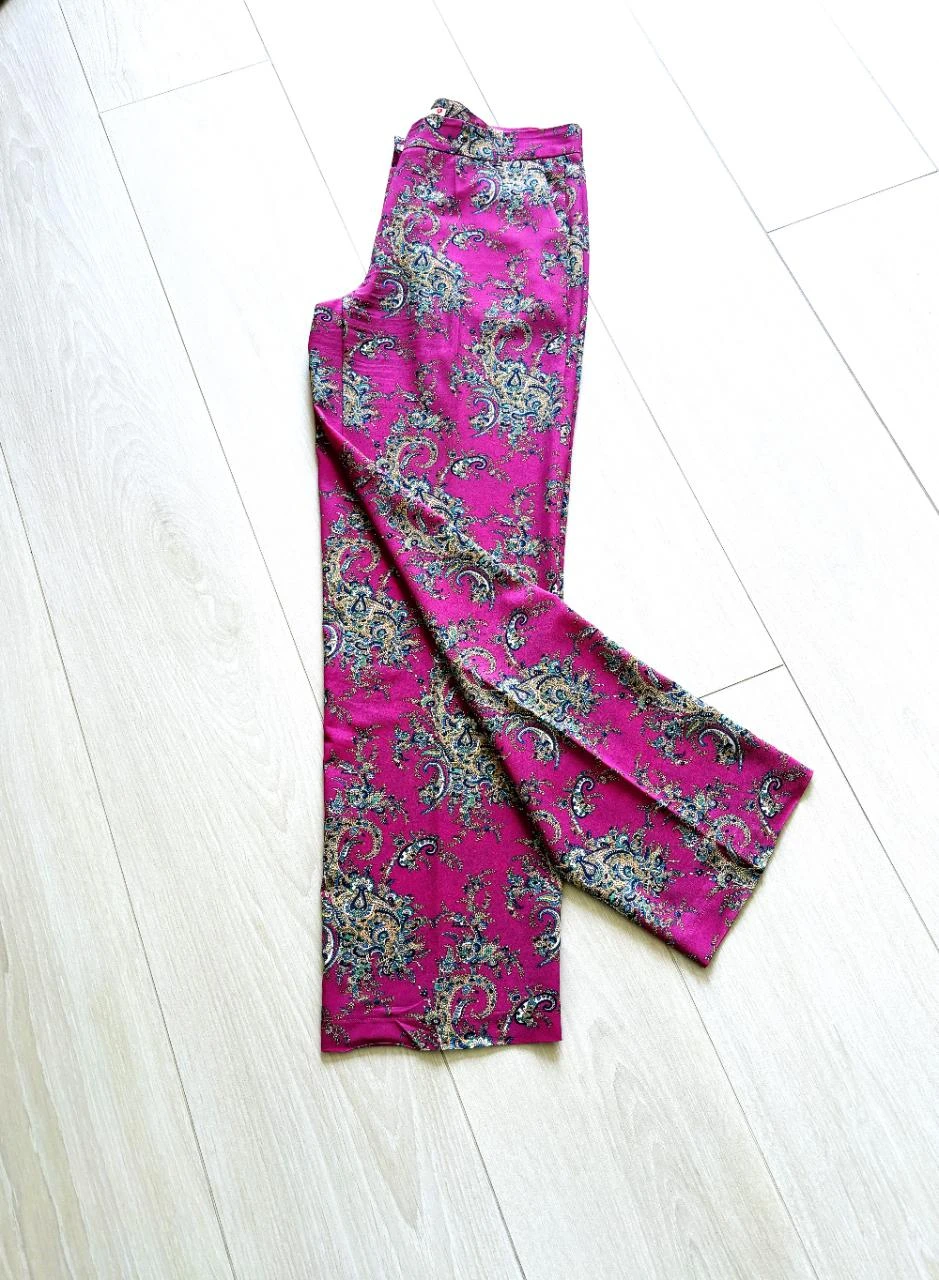 Lucy Has a Secret - Calça Paisley Magenta Arejada – Elegante Festiva tamanho M – photo 4